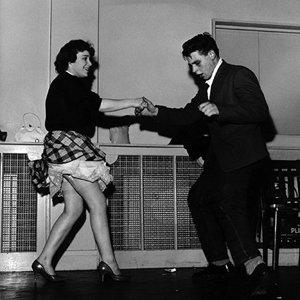 Пара, танцующая рок-н-ролл в Лондоне, вторая половина 1950-х