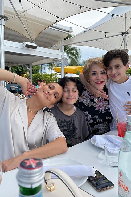 Дженнифер Лопес с мамой, дочерью Эммой и сыном Максом