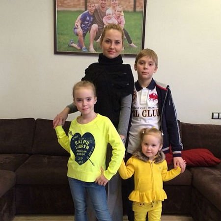 Юлия Мозякина с детьми Андреем, Дашей и Машей