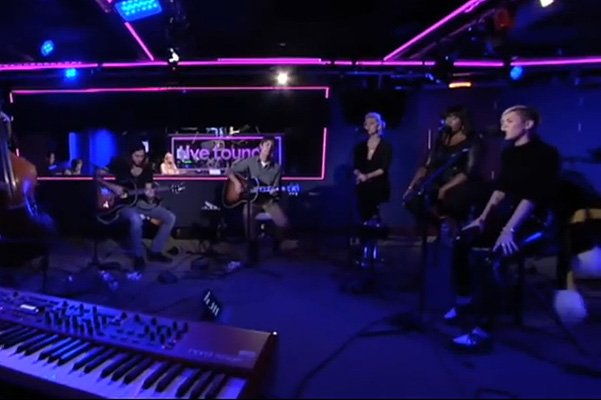 Студия записи во время съемки Live Lounge для BBC Radio с Майли Сайрус в Лондоне