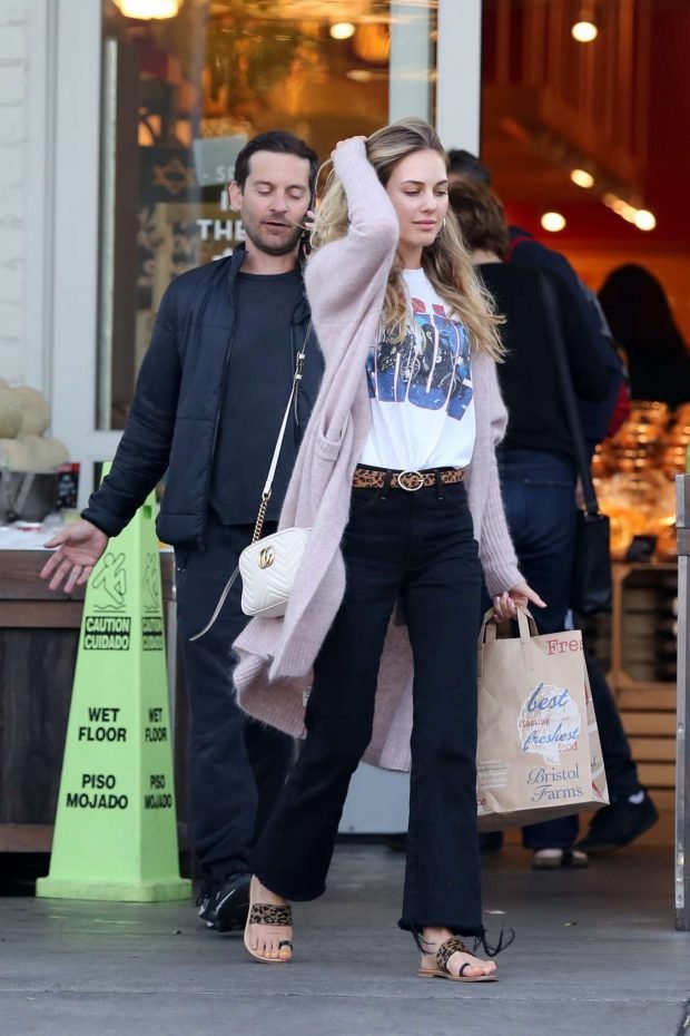 Tobey Maguire: Shopping at Bristol Farms -05