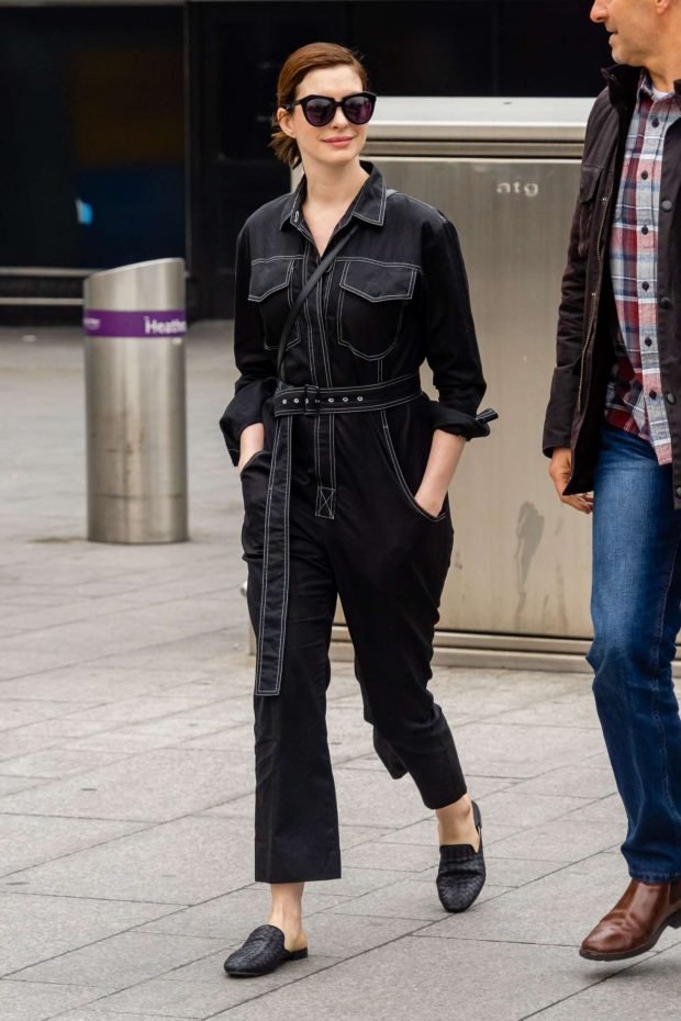 Anne Hathaway at Heathrow Airport -03