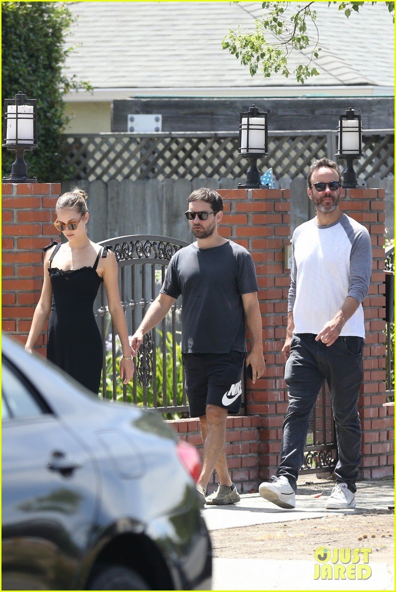 tobey maguire steps out for the day with girlfriend tatiana dieteman 014328083