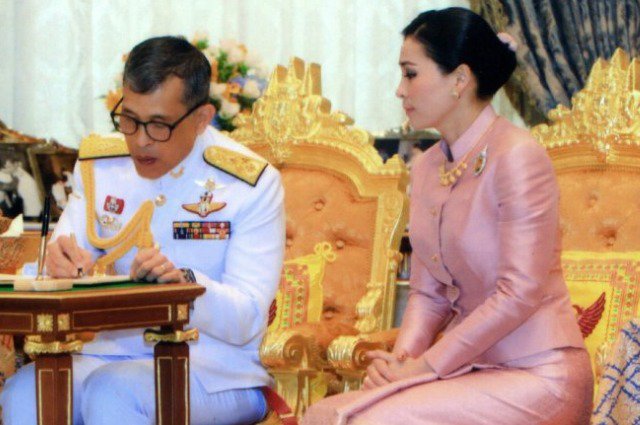 Король Таиланда Маха Вачиралонгкорн и Сутхида Тиджай