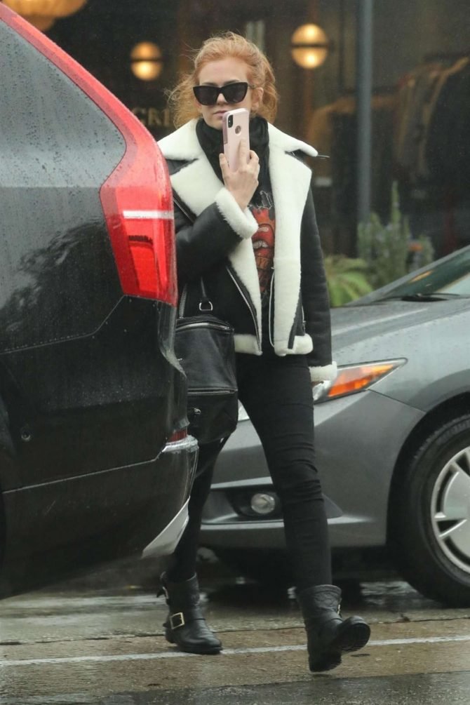 Isla Fisher: Out for lunch at Le Pain Quotidien -04