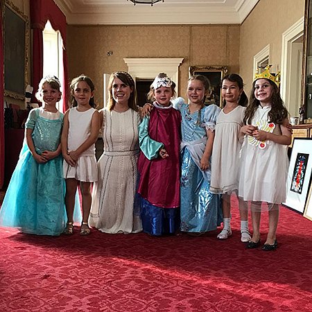 Харпер Бекхэм с принцессой Евгенией и подружками