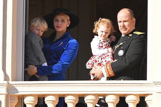 Княгиня Шарлен и князь Альбер II с детьми принцем Жаком и принцессой Габриэллой