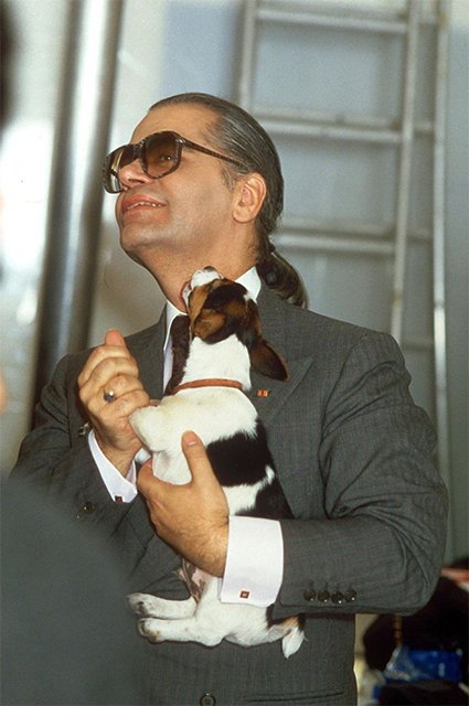 Карл Лагерфельд с джек-рассел-терьером, 1987 год — видела бы это Шупетт