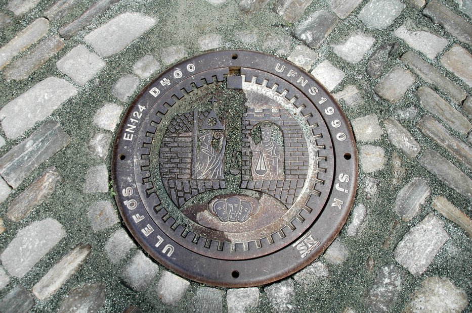 Мир люков. На красной площади канализационный люк. Солнечные часы в Норвегии.