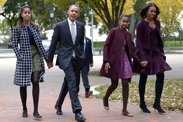 Мишель Обама и Барак Обама с дочерьми