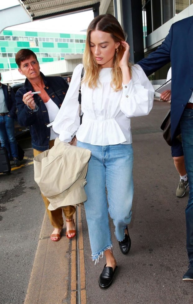 Margot Robbie: Arriving at Nice Airport-03