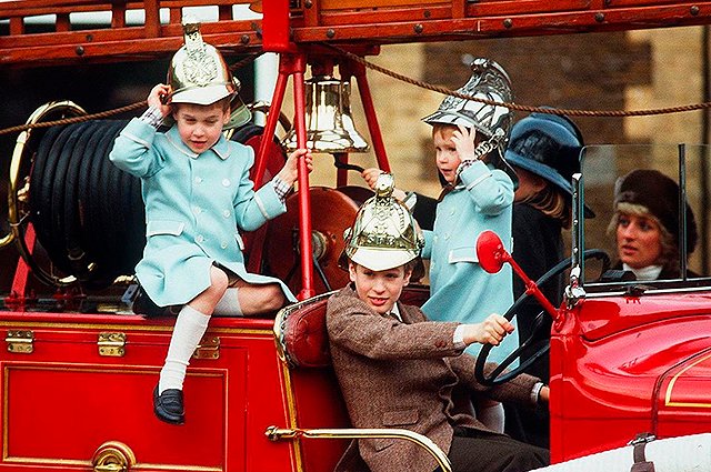 Принцесса Диана с принцами Уильямом и Гарри и их кузенами Зарой и Питером