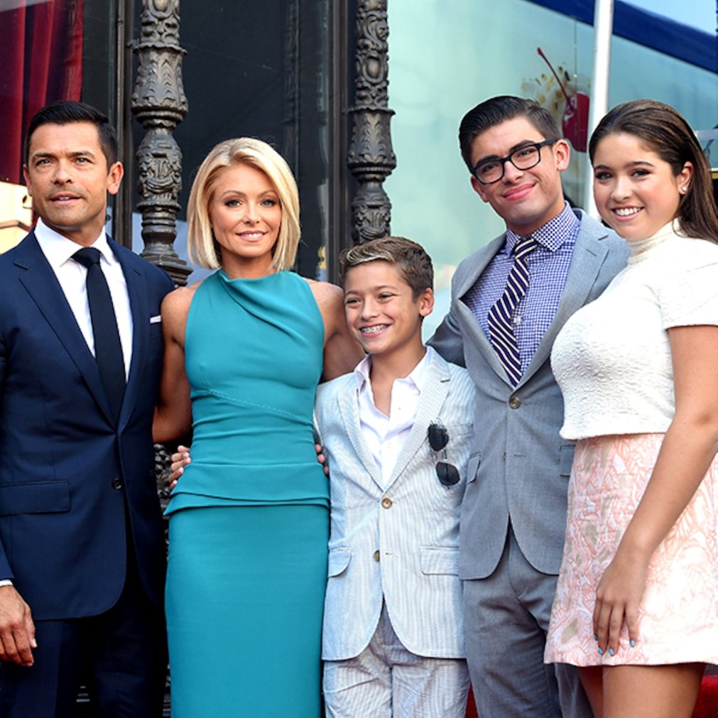 Kelly Ripa & Her Kids Hilariously Recreate 17-Year-Old Vacation Photo - E!  Online
