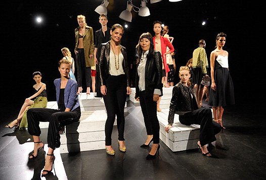 в 2012 году кэти холмс и жанна янг представили новую коллекцию на неделе моды в нью-йорке