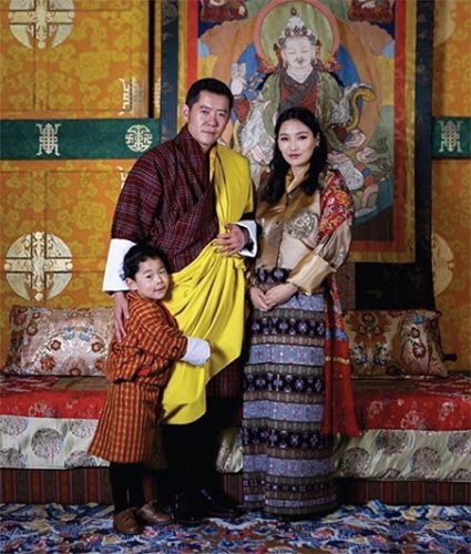 Королева Джецун и король Джигме Кхесар Вангчук с сыном