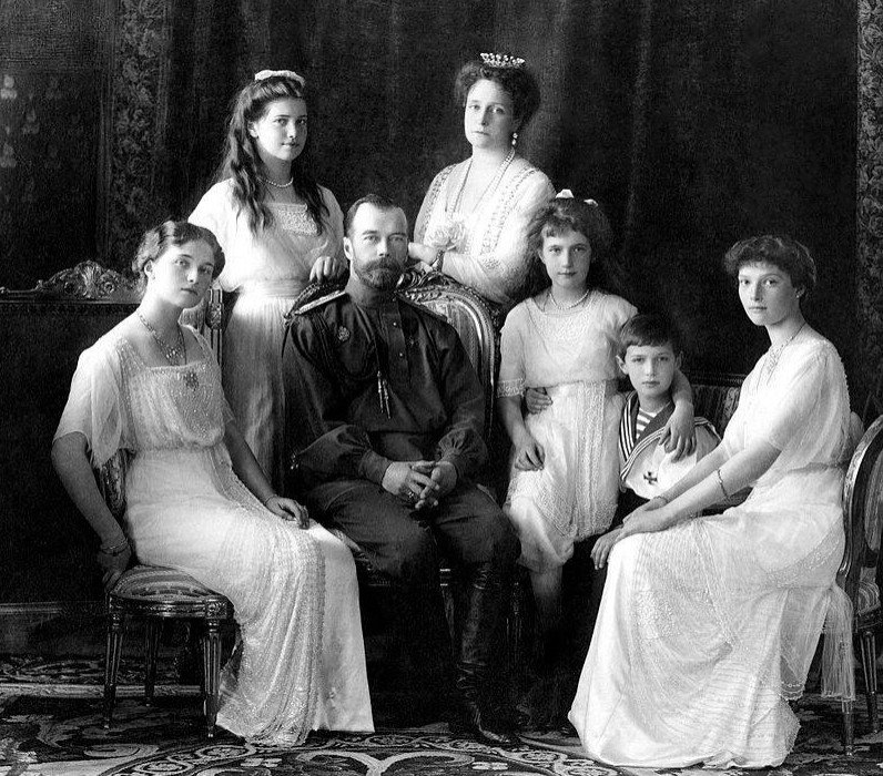 Николай II в кругу семьи, 1913 год. <br>