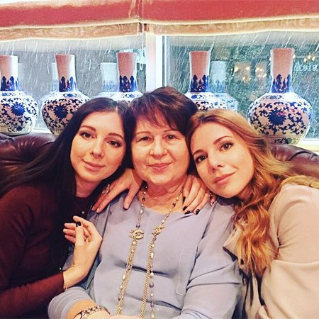 Наталья Подольская с мамой и сестрой