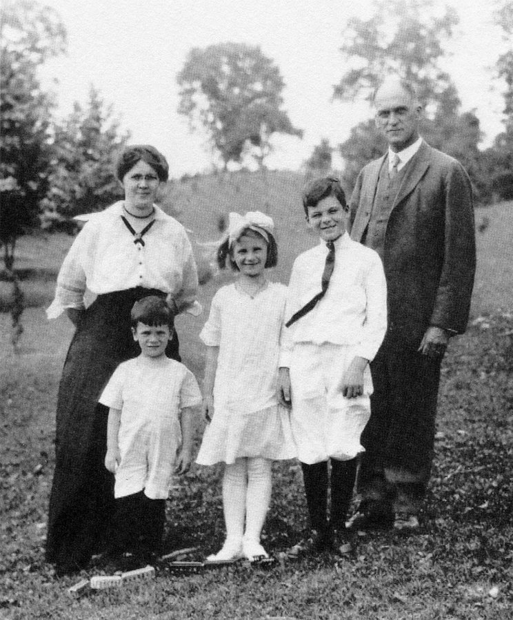 Флоренс и Теодор Миллеры с детьми: Эриком, Ли и Джоном, 1914 год/CORRIDORS