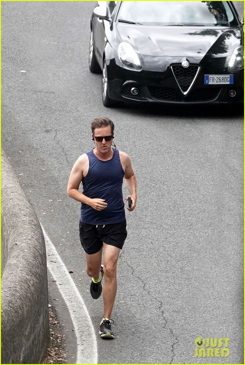 edward norton goes shirtless in italy during family vacation 014313511