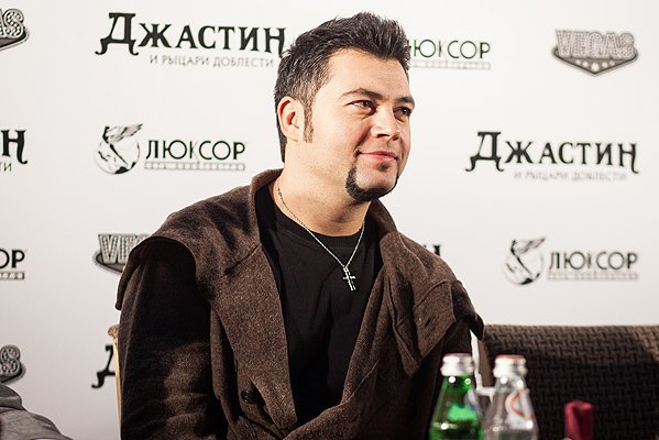 Поклонником Антонио Бандерас оказался певец Алексей чумаков, который также присутствовал на премьере нового проекта актера