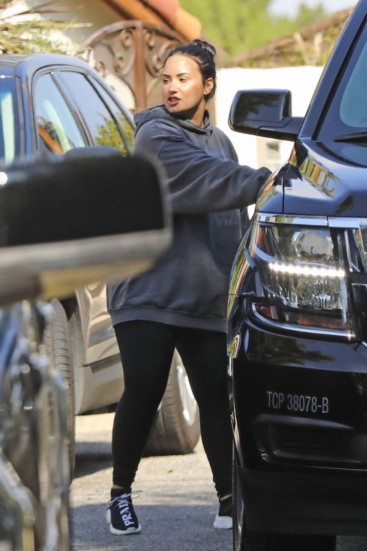 Demi Lovato: Leaves a gym -01