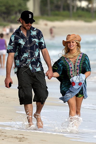 Эрик Джонсон и Джессика Симпсон на пляже
