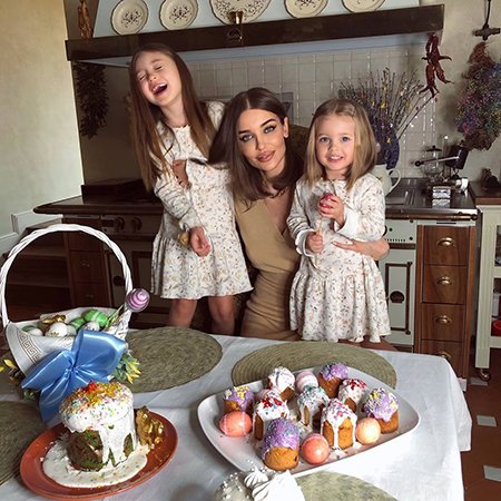 Дарья Коновалова с дочерьми