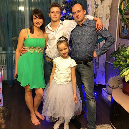 Сергей Чернышев с родителями и сестрой