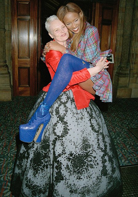 Вивьен Вествуд и Наоми Кэмпбелл на Неделе моды в Лондоне в 1993 году