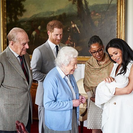 Королева Елизавета II знакомится с сыном прина Гарри и Меган Маркла