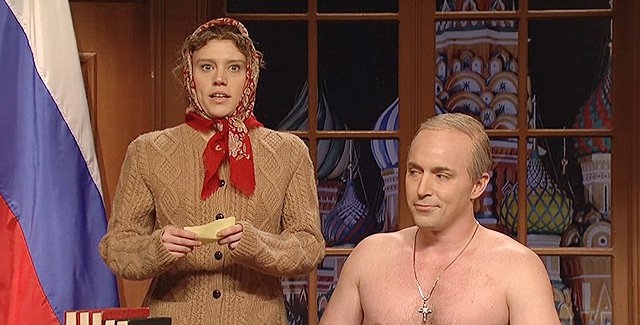 Кейт МакКиннон в образе Оли Повлатски и Бек Беннетт в образе Владимира Путина