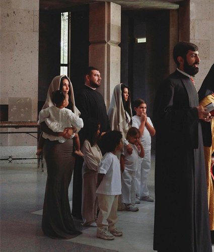 Ким и Кортни Кардашьян с детьми, крестным отцом Наири Срапионяном и другими священниками  