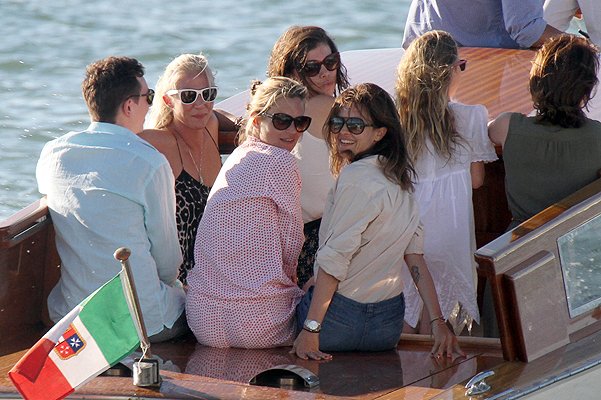 Кейт Мосс с друзьями и дочерью Лилой Грейс в Италии