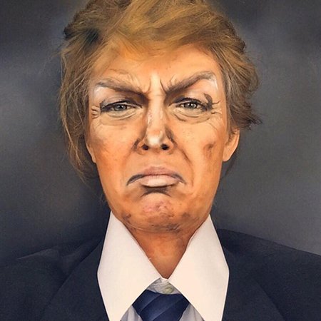 Ребекка Свифт в образе Дональда Трампа
