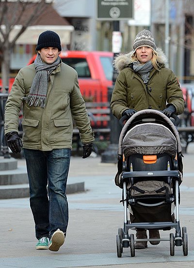 Хью Дэнси и Клэр Дэйнс на первой прогулке с сыном по Нью-Йорку