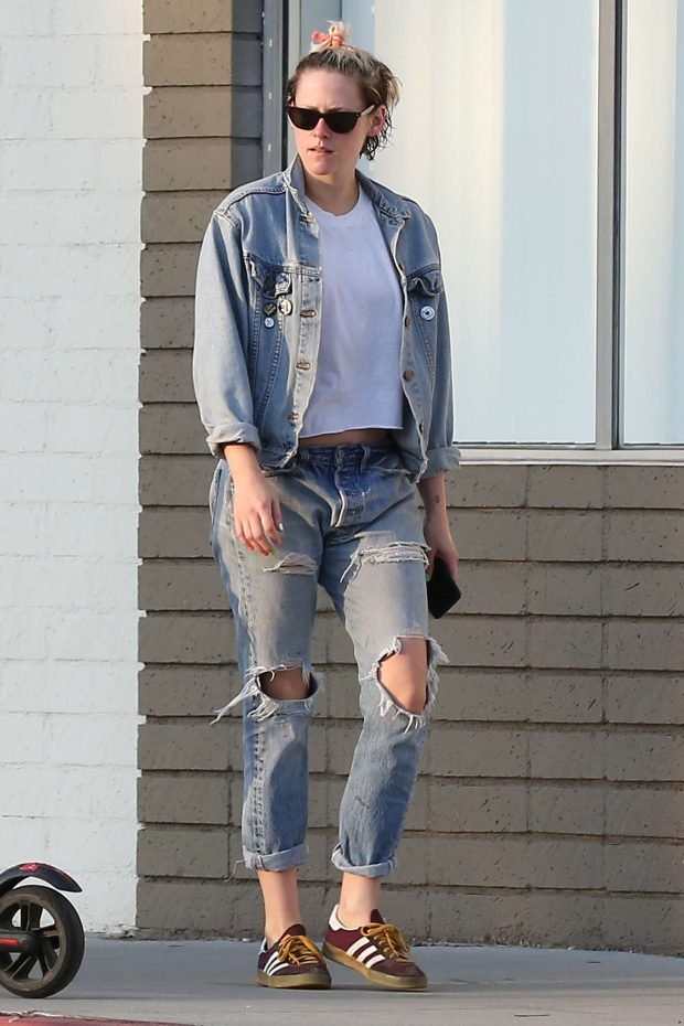 Kristen Stewart in Ripped Jeans-03