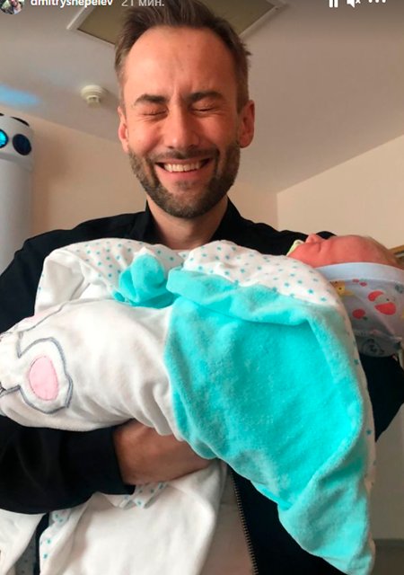 Дмитрий Шепелев с новорожденным ребенком