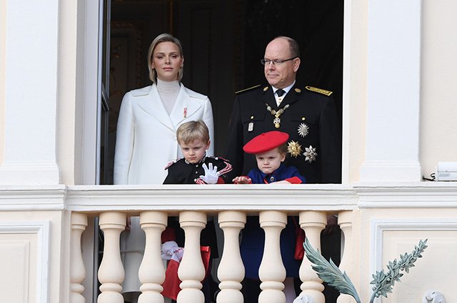 Княгиня Шарлен и князь Альбер II с детьми