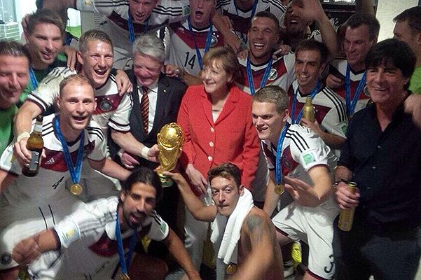 Ангела Меркель с футболистами сборной Германии