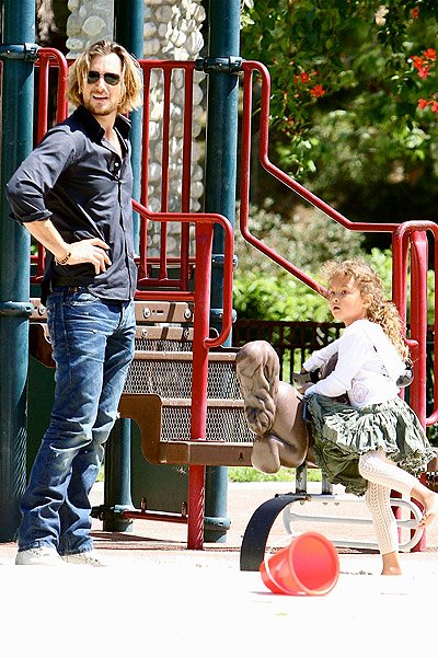 Габриэль Обри с дочкой в парке