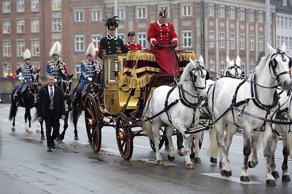 Принц Датский Хенрик и королева Дании Маргрете II в карете