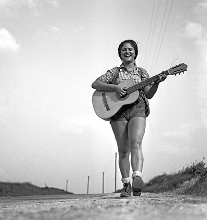 Дина, играющая на гитаре, Пьер Жаме, 1937