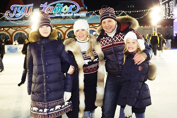 Екатерина Одинцова с дочерью Диной и Артем Михалков с дочерью Наташей