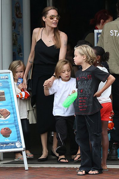 Анджелина Джоли с детьми посетили аквариум в Сиднее