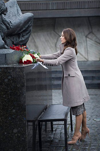 Кронпринцесса Дании Мэри возложила цветы на Мемориал героическим защитникам Ленинграда