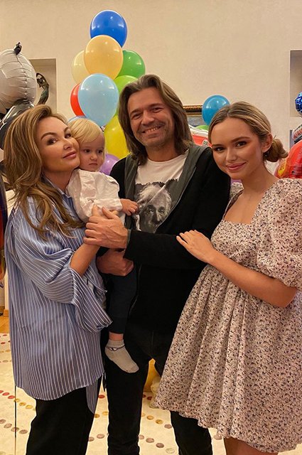 Елена и Дмитрий Маликовы с сыном Марком и дочерью Стефанией