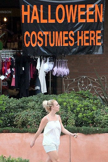 Бритни Спирс съездила за костюмами на Хэллоуин длоя сыновей