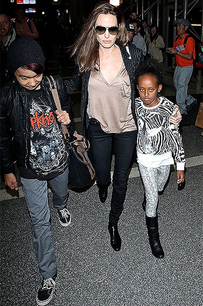 анджелина джоли с сыном Мэддоксом и дочкой Захарой прилетела в Лос-Анджелес
