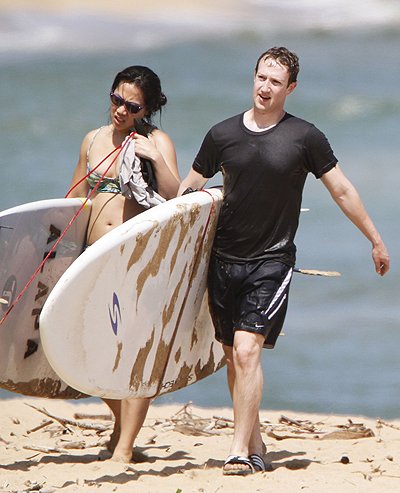  Марк Цукерберг с женой занимаются серфингом на Гавайях