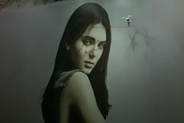 Рекламный щит с Кендалл Дженнер (кадры из видео)